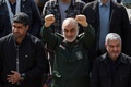 イラン革命防衛隊（IRGC）のホセイン・サラミ司令官（中央、2024年10月15日撮影）。(c)AFP