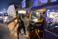 アフガニスタン東部のジャララバードで、街頭の警備に当たるタリバン戦闘員（2021年12月12日撮影、資料写真）。(c)Wakil KOHSAR / AFP