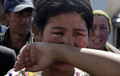 民族衝突の続くキルギス南部オシ（Osh）郊外にあるウズベキスタンとの国境の村で国境の開放を待つウズベク系住民（2010年6月14日撮影）。(c)AFP/OXANA ONIPKO