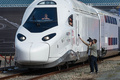 仏西部ラロシェルにある鉄道車両大手アルストムの工場で公開されたフランス国鉄向けの次世代高速鉄道車両「TGV M」（2022年9月9日撮影）。(c)XAVIER LEOTY / AFP