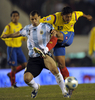 2010年サッカーW杯南アフリカ大会（%%2010 World Cup%%）南米予選第13節、アルゼンチン対コロンビア。試合はアルゼンチンが1-0でコロンビアを下した。南米予選は5節を残しているが、本戦への出場権が与えられる上位4位チームと5位以下のチームがはっきりと分かれている。13節を終えた上位にはブラジル、パラグアイ、チリ、アルゼンチンがつけている。アルゼンチンが1-0でコロンビアを下した。写真はコロンビアのフレディ・グアリン（%%Freddy Guarin%%、右）とボールを競るアルゼンチンのハビエル・マスケラーノ（%%Javier Mascherano%%）。（2009年6月6日撮影）（c）AFP/DANIEL GARCIA