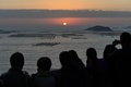 日の出の写真を撮る観光客ら。中国福建省・霞浦県にて（2019年12月13日撮影）。(c)HECTOR RETAMAL / AFP