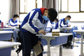 机を消毒する北京市の豊台第二中学高校3年の生徒（2020年4月27日撮影）。(c)CNS/富田