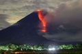 溶岩が流れ出るスメル山。インドネシア東ジャワ州ルマジャンより。インドネシア国家防災庁提供（2021年1月16日撮影・提供）。(c)Agus Harianto / AFP