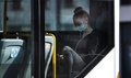 ドイツ・ハムで、マスクを着けた乗客（2020年4月27日撮影）。(c)Ina FASSBENDER / AFP