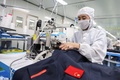 北京冬季五輪の関係者が着用する防護服を作る作業員。中国・山東省浜州市で（2022年1月27日撮影）。(c)AFP