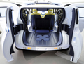 日産自動車（Nissan Motor）は8日、第42回東京モーターショー2011（Tokyo Motor Show）に、3台の電気自動車（EV）コンセプトカーを展示すると発表した。EVスポーツカー「ESFLOW（エスフロー）」と、都市向けスマートEV「Pivo3（ピボ3）」、乗用車の快適性と商用車の実用性の両立を目指した「TOWNPOD（タウンポッド）」の3車種になる。東京モーターショーは11月30日から12日11日までの日程。

写真は、神奈川県厚木市の日産のデザインセンターで展示された「ESFLOW」（2011年10月20日撮影）。(c)AFP/TOSHIFUMI KITAMURA