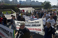 ブラジル・サンパウロ（Sao Paulo）で4日、刑事事件の捜査などにあたる文民警察官らが、労働条件の改善と給料のアップを求めてデモを行った（2013年7月4日撮影）。(c)AFP/NELSON ALMEIDA