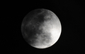 地球と月の距離が年間で最も短くなるタイミングに満月を迎える「スーパームーン（Supermoon）」現象が5日、世界各地で観測された。

楕円（だえん）形の軌道を持つ月には、地球に最も近づく近地点と、地球から最も遠ざかる遠地点がある。スーパームーンは、月がほぼ近地点にあるときに観測される満月のため、地球からは普段よりも14％大きく、30％明るく見える。

写真は、インド・ムンバイ（Mumbai）で観測された、一部に雲がかかったスーパームーン（2012年5月5日撮影）。(c)AFP/Punit PARANJPE