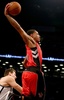 13-14NBAプレーオフ1回戦（7回戦制）、ブルックリン・ネッツ（Brooklyn Nets）対トロント・ラプターズ（Toronto Raptors）第6戦。得点を狙うトロント・ラプターズのデマー・デローザン（DeMar DeRozan、2014年5月2日撮影）。(c)AFP/Getty Images/Elsa