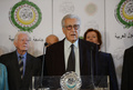 エジプト・カイロ（Cairo）のアラブ連盟（Arab League）本部で記者会見するシリア問題をめぐる国連（UN）とアラブ連盟（Arab League）のラクダール・ブラヒミ（Lakhdar Brahimi）合同特別代表（中央、2012年10月24日撮影）。(c)AFP/KHALED DESOUKI