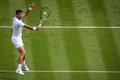 テニス、ウィンブルドン選手権、男子シングルス1回戦。リターンを打つノバク・ジョコビッチ（2023年7月3日撮影）。(c)Daniel LEAL / AFP