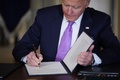 米首都ワシントンのホワイトハウスで、人種間の平等についての演説に続き大統領令に署名するジョー・バイデン大統領（2021年1月26日撮影）。(c)MANDEL NGAN / AFP