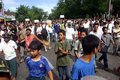 2007年9月28日、ヤンゴン（Yangon）市内繁華街で反軍事政権スローガンを叫びながら行進するデモ隊。(c)AFP