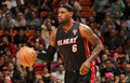 12-13NBAは6日、各地で試合が行われ、マイアミ・ヒート（Miami Heat）は97-96でオーランド・マジック（Orlando Magic）に辛勝し、連勝を16に伸ばした。

ドリブルでボールを運ぶマイアミ・ヒートのレブロン・ジェームズ（LeBron James、2013年3月6日撮影）。(c)AFP/Getty Images/NBAE/Issac Baldizon
