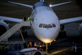 全日本空輸（All Nippon Airways、ANA）に25日引き渡された米航空機大手ボーイング（Boeing）の新世代旅客機「ボーイング787ドリームライナー（Boeing 787 Dreamliner）」1号機が28日、東京・羽田空港に到着した。

前日、明け方の曇り空のもと、予定より45分遅れで米ワシントン（Washington）州エバレット（Everett）のペインフィールド（Paine Field）空港を離陸した787は28日午前9時過ぎ、羽田空港に到着。多くの報道陣、航空ファンらに迎えられた。

1機平均2億200万ドル（約155億円）、乗客定員は330席。当初の予定では2008年初めに最初の機体が全日空に納入される予定だった。ボーイングにとってドリームライナーは、軽量化を図った中型旅客機の成功を賭けた存在でもある。

全日空は来月26日、成田発香港行きの便で、787を世界で初めて導入する。その後、羽田－北京（Beijing）や羽田－フランクフルト（Frankfurt）線でも運航していく。

写真は米ワシントン州エバレットのペインフィールド空港でボーイング787ドリームライナー1号機を整備する全日空の整備士（2011年9月27日撮影）。(c)AFP/KEVIN P. CASEY