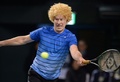 ウィッグをつけてチャリティーマッチに臨むジョン・マッケンロー（John McEnroe）氏（2013年11月17日撮影）。(c)AFP/Toru YAMANAKA