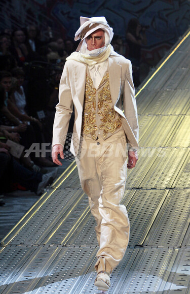 【極美品】ジョン ガリアーノ　ドレープコート 立体フォルム　個性派デザイン　M 10年春夏パリ・メンズコレクション＞ジョン・ガリアーノ、新作を発表