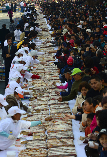 メキシコの公現祭、世界最大のパンが登場