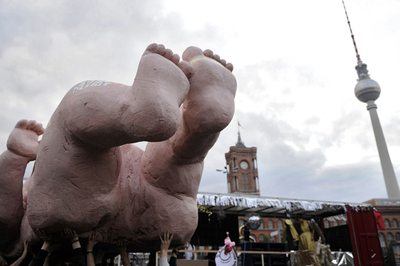 巨大な赤ちゃんが河岸開発に抗議