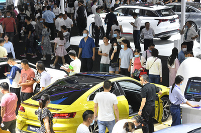 1兆円減税、ナンバー増加、40万円助成 中国で相次ぐ自動車購入奨励策