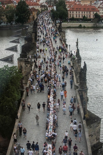 サンドイッチもシェア？ 橋の上で500メートルの相席ディナー チェコ