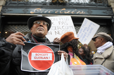 ゲラン調香師が人種差別的発言、パリで抗議デモ