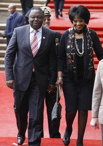 ジンバブエのツァンギライ首相、欧米歴訪に出発