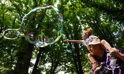 自閉症の子どもたち、バイクやシャボン玉と触れ合う ウクライナ