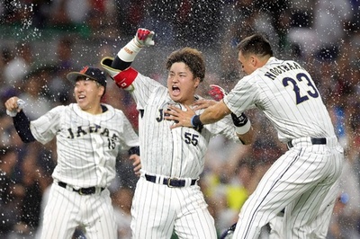 侍ジャパンがWBC決勝進出！ 村上の一打で劇的サヨナラ勝ち