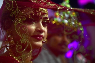 華やかに門出祝う ヒンズー教徒の集団結婚式 パキスタン