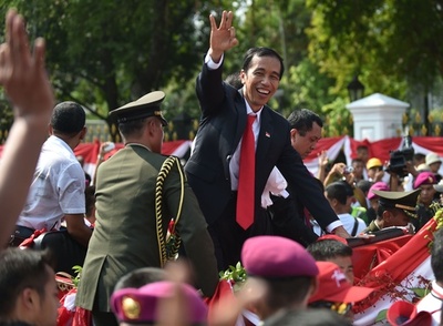 インドネシア、ジョコ新大統領就任 スラム出身の改革派