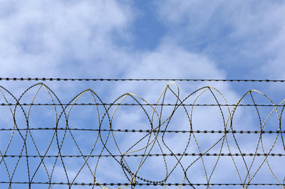 シーツと枕で厳重警備の刑務所から脱獄、豪州