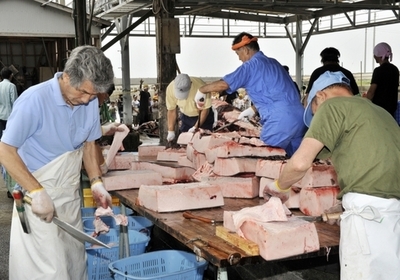 景気低迷対策に鯨肉値下げ、大阪の百貨店
