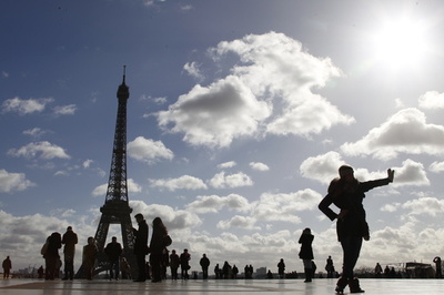 母国語通じる施設紹介、観光客向けアプリ パリ市提供