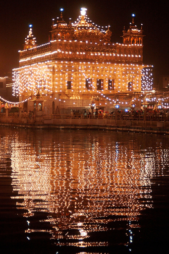 シーク教の祭り、黄金寺院がライトアップ