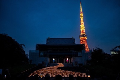キャンドルの天の川、東京の夜照らす