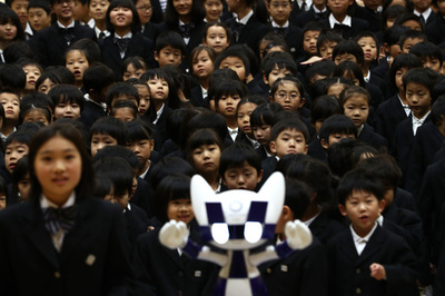 【今日の1枚】五輪マスコットロボットにくぎ付け