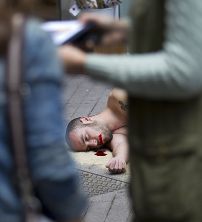 道に倒れる男性、闘牛に抗議 スペイン