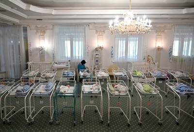 国境封鎖で引き取れない…代理出産の赤ちゃん足止め ウクライナ