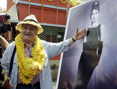 「ティファニーで朝食を」、オードリー・ヘップバーン着用ドレスで学校を設立 - インド