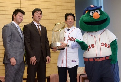 レッドソックスの上原と田沢、安倍首相を表敬訪問