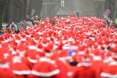 道を埋め尽くすサンタ、10キロ走に挑戦 ドイツ