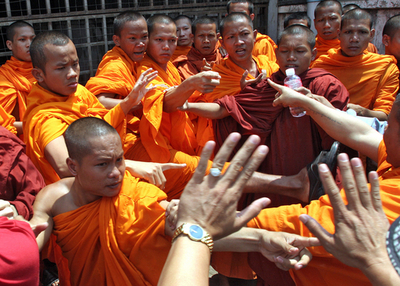 ベトナム大統領公式訪問のさなか、聖職者迫害に僧侶らが抗議デモ - カンボジア