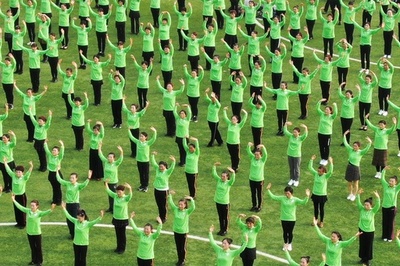 一糸乱れぬ？おばさんたち 蘇州で広場ダンス大会