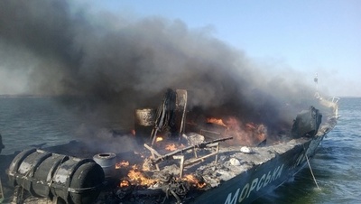 ロケット弾受け炎上するウクライナ警備艇