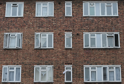 英国で2歳児死亡、公営住宅のカビが原因