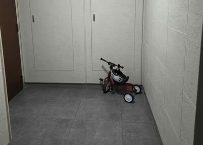 「子どもの三輪車が放置されている。消防法違反だ」…韓国・通報した隣人に「敏感すぎる」の冷たい反応