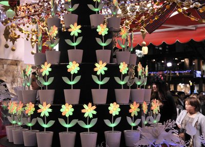 キディランド原宿店に「フラワーロック」ツリー登場