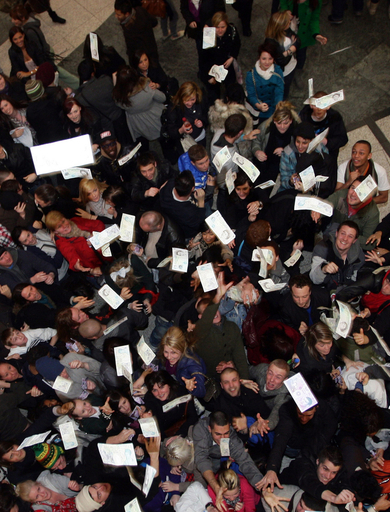 本物をつかめ！偽札に混ざり空から現金5000ポンド 英イベント